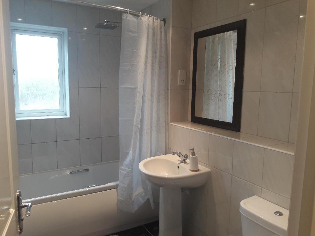 5 Bed House With Free Secure Parking In Pleasant Quiet Location Villa Wolverhampton Luaran gambar