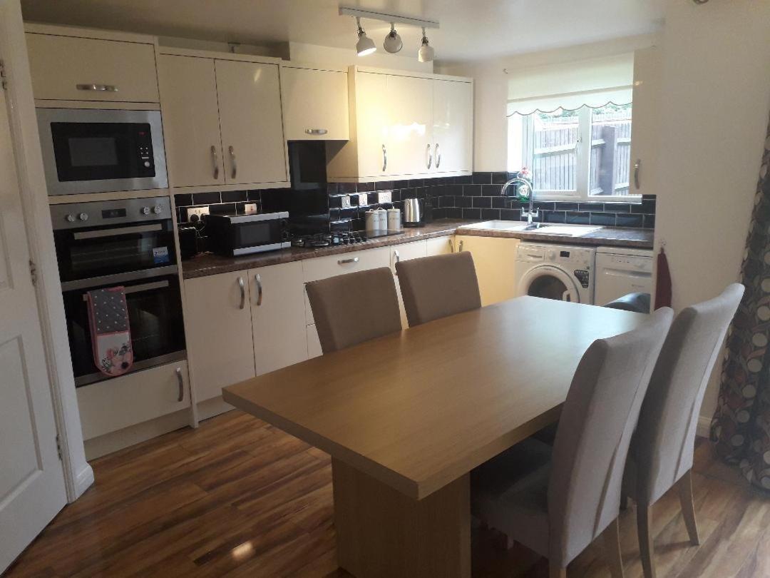 5 Bed House With Free Secure Parking In Pleasant Quiet Location Villa Wolverhampton Luaran gambar