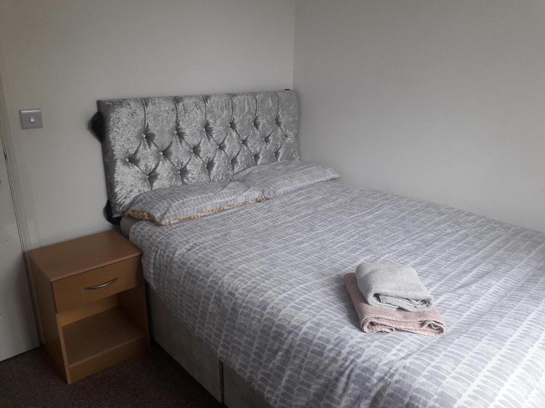 5 Bed House With Free Secure Parking In Pleasant Quiet Location Villa Wolverhampton Luaran gambar