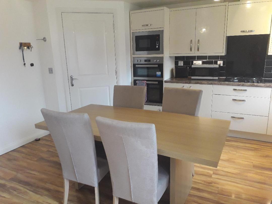 5 Bed House With Free Secure Parking In Pleasant Quiet Location Villa Wolverhampton Luaran gambar