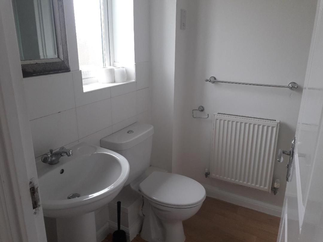 5 Bed House With Free Secure Parking In Pleasant Quiet Location Villa Wolverhampton Luaran gambar