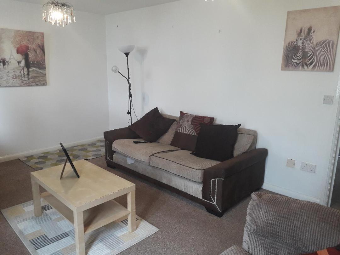 5 Bed House With Free Secure Parking In Pleasant Quiet Location Villa Wolverhampton Luaran gambar